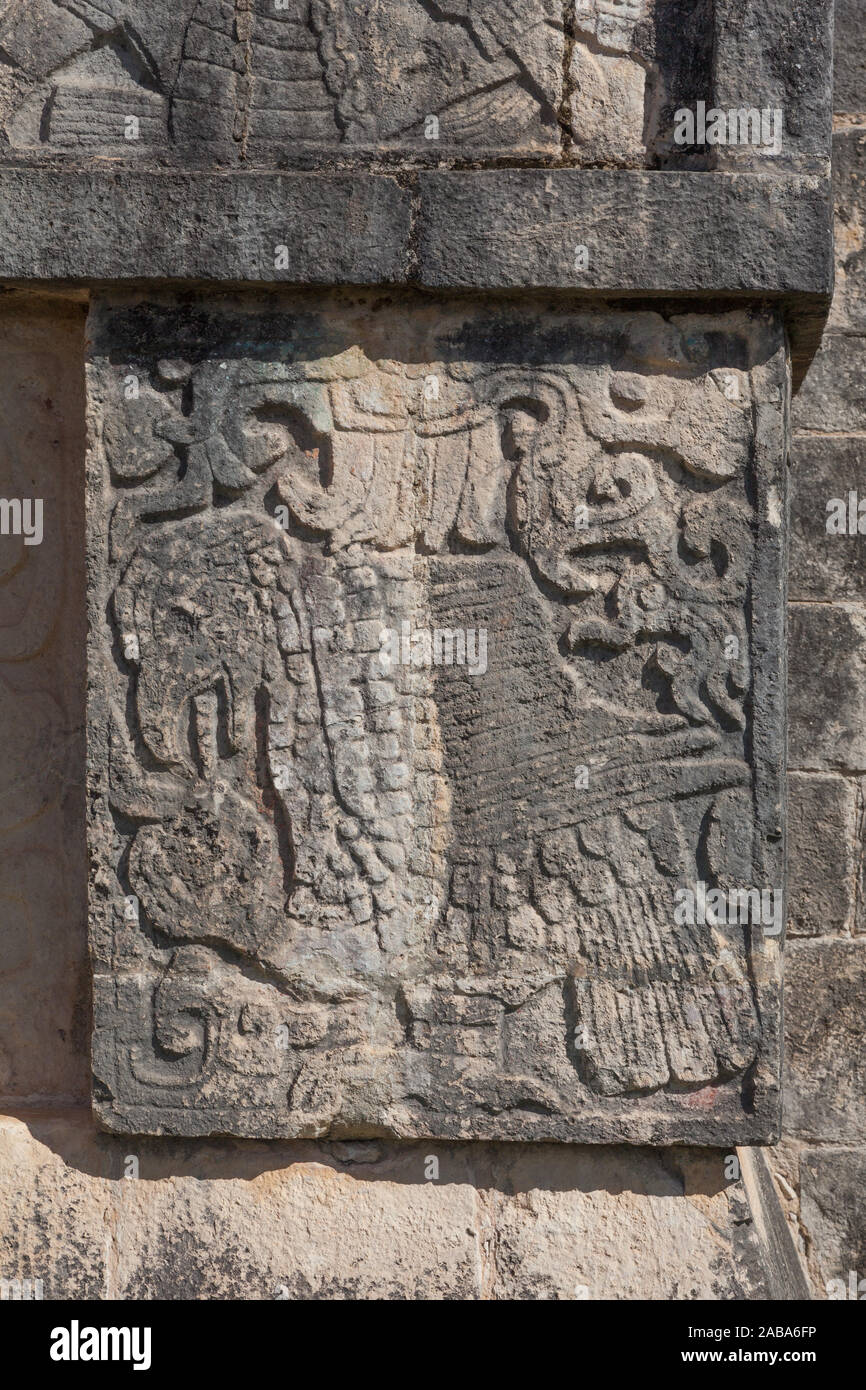 Panel de piedra intrincadas desde el Templo del Jaguar en el sitio Maya de Chichén Itzá en la península de Yucatán en México Foto de stock