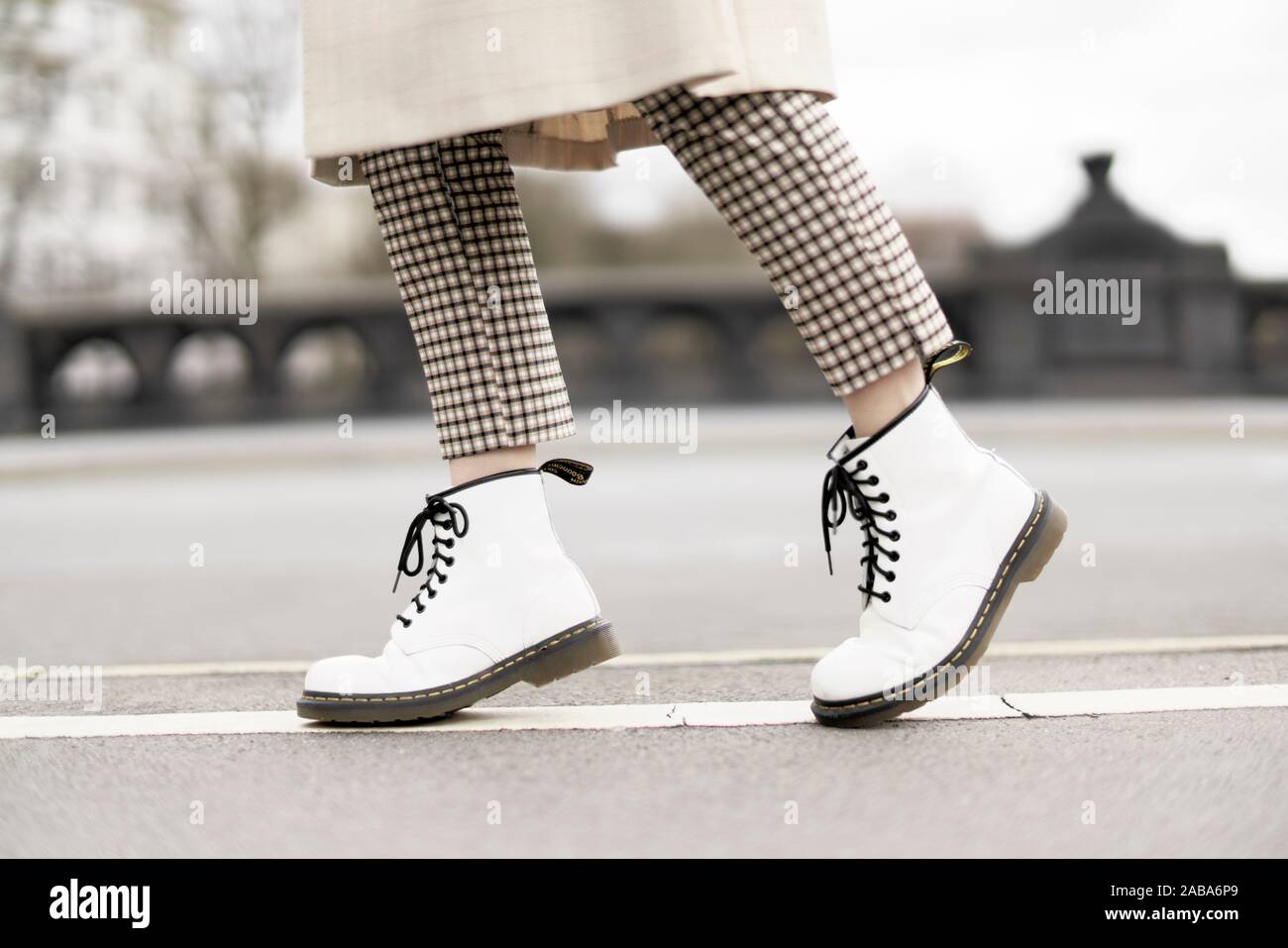 Los pies de la mujer joven, Berlín, Alemania. Foto de stock