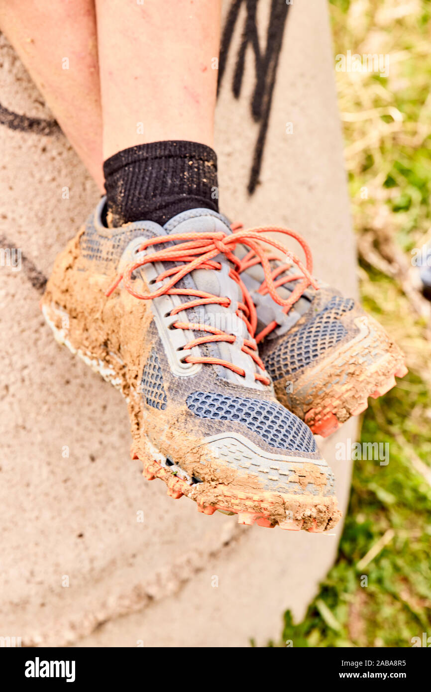 Zapatillas llenas de barro tras Spartan race - deportes concepto Fotografía de stock -