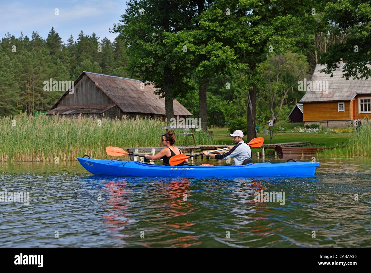 Viaje en canoa Ginuciai Baluosykstis alrededor del lago, el Parque Nacional de Aukstaitija, Lituania, Europa. Foto de stock