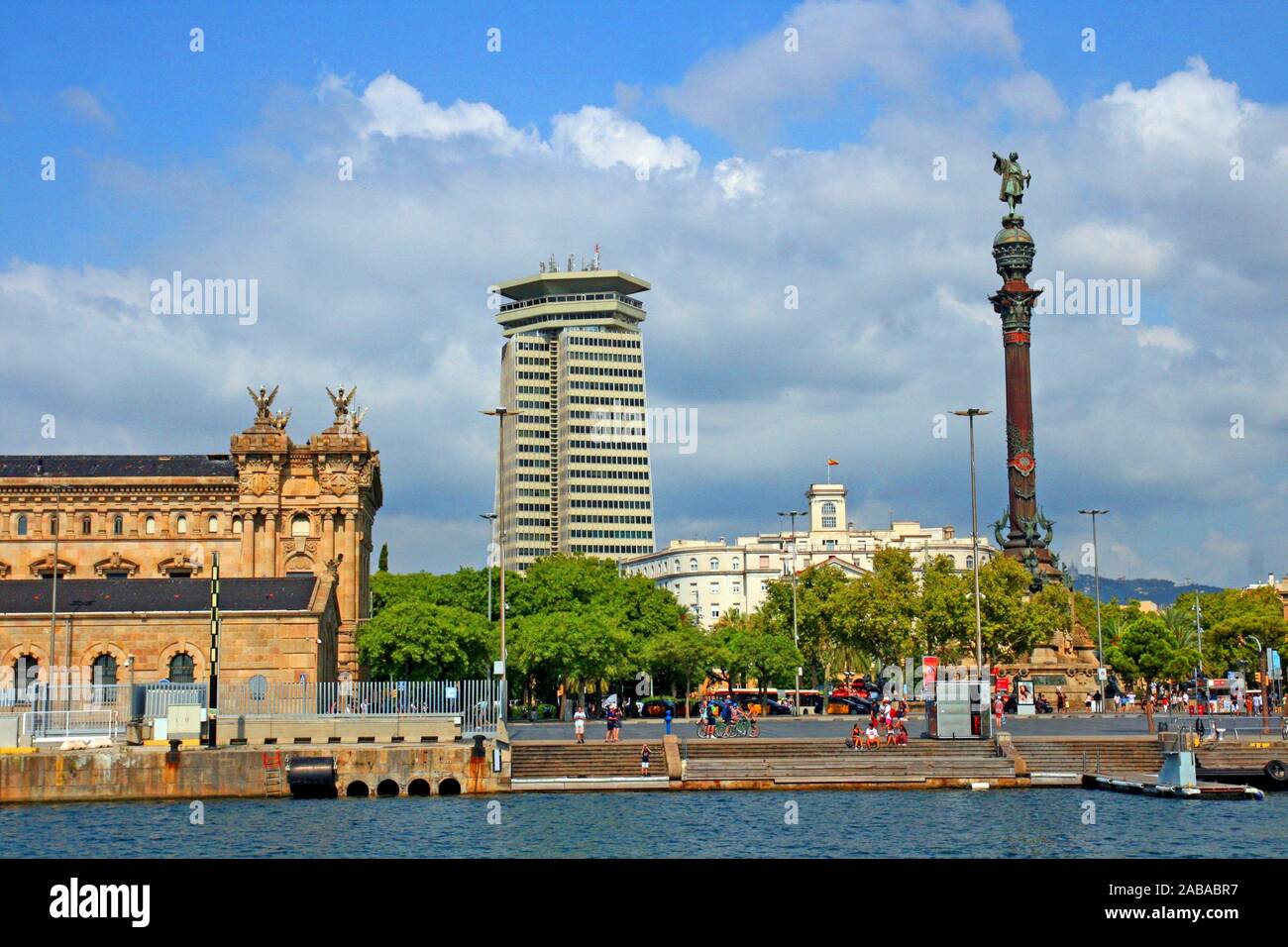 Monumento a Cristóbal Colón, la fachada marítima, el puerto de Barcelona, ??Cataluña, España Foto de stock
