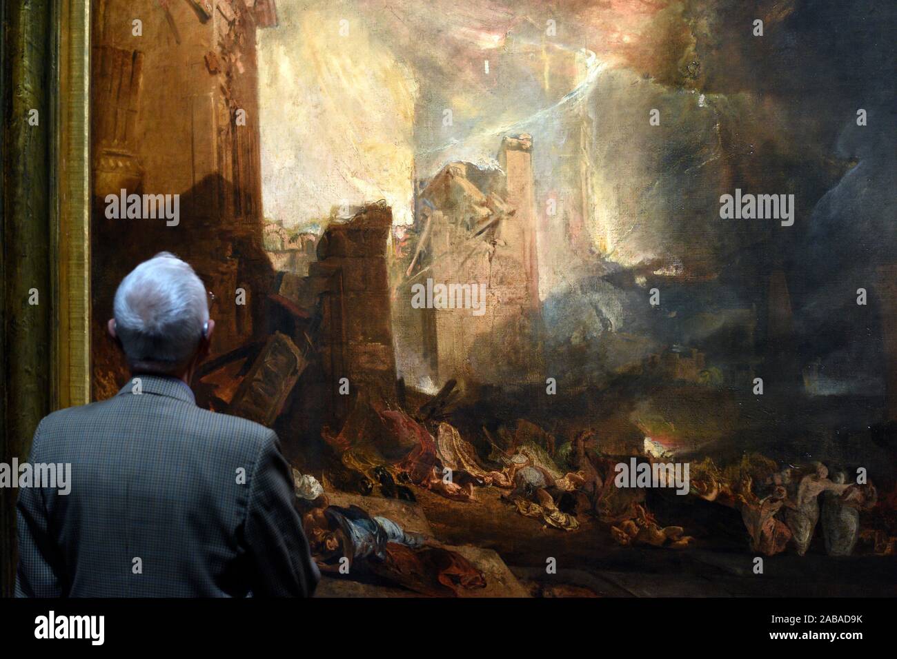 Visitante mirando la pintura de Joseph Mallord William Turner, la destrucción de Sodoma,1805,oleo sobre lienzo, exposición especial en Luxemburgo Foto de stock