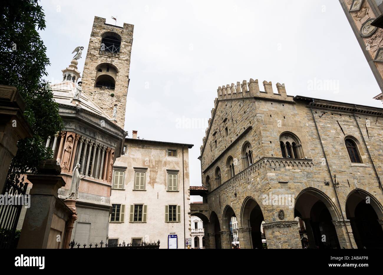 El Baptisterio, la Torre Cívica (Torre Cívica), y el Palazzo della