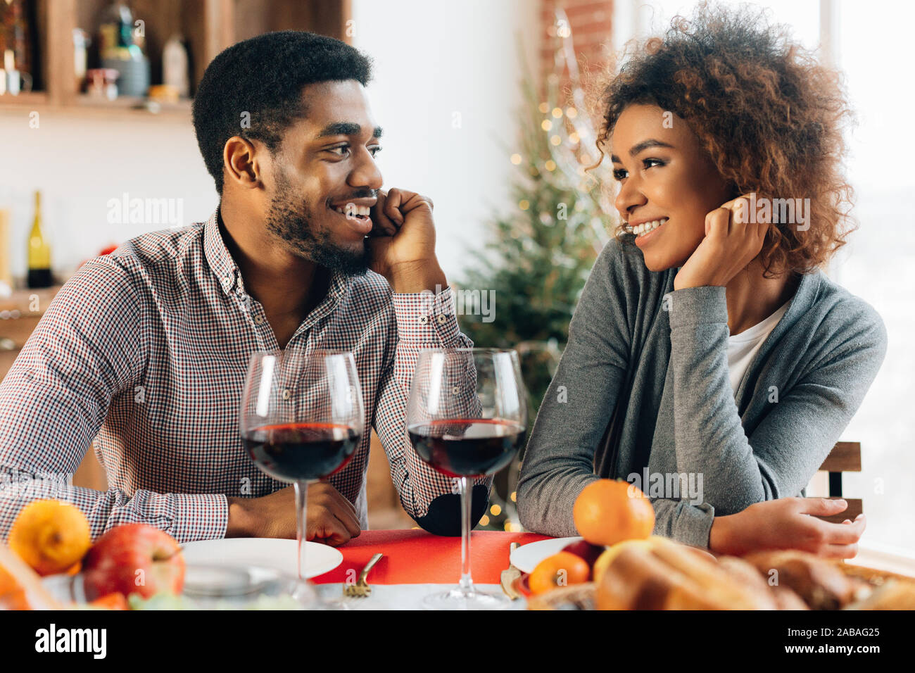 Afroamericanos par disfrutar de una cena romántica en casa Foto de stock