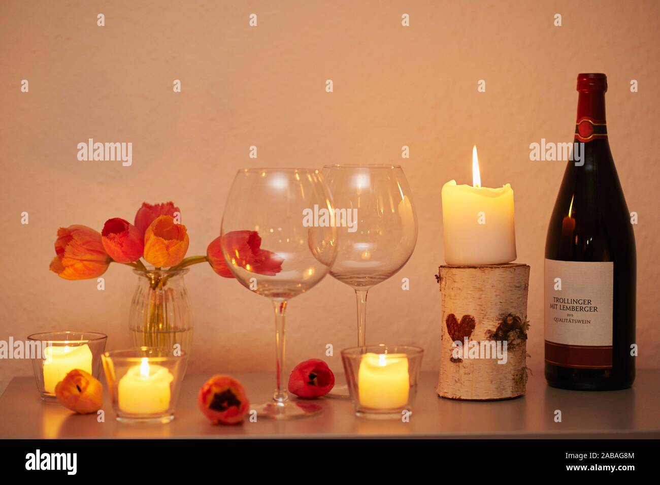 Cena romántica con vino tinto y una vela, Alemania Fotografía de stock -  Alamy