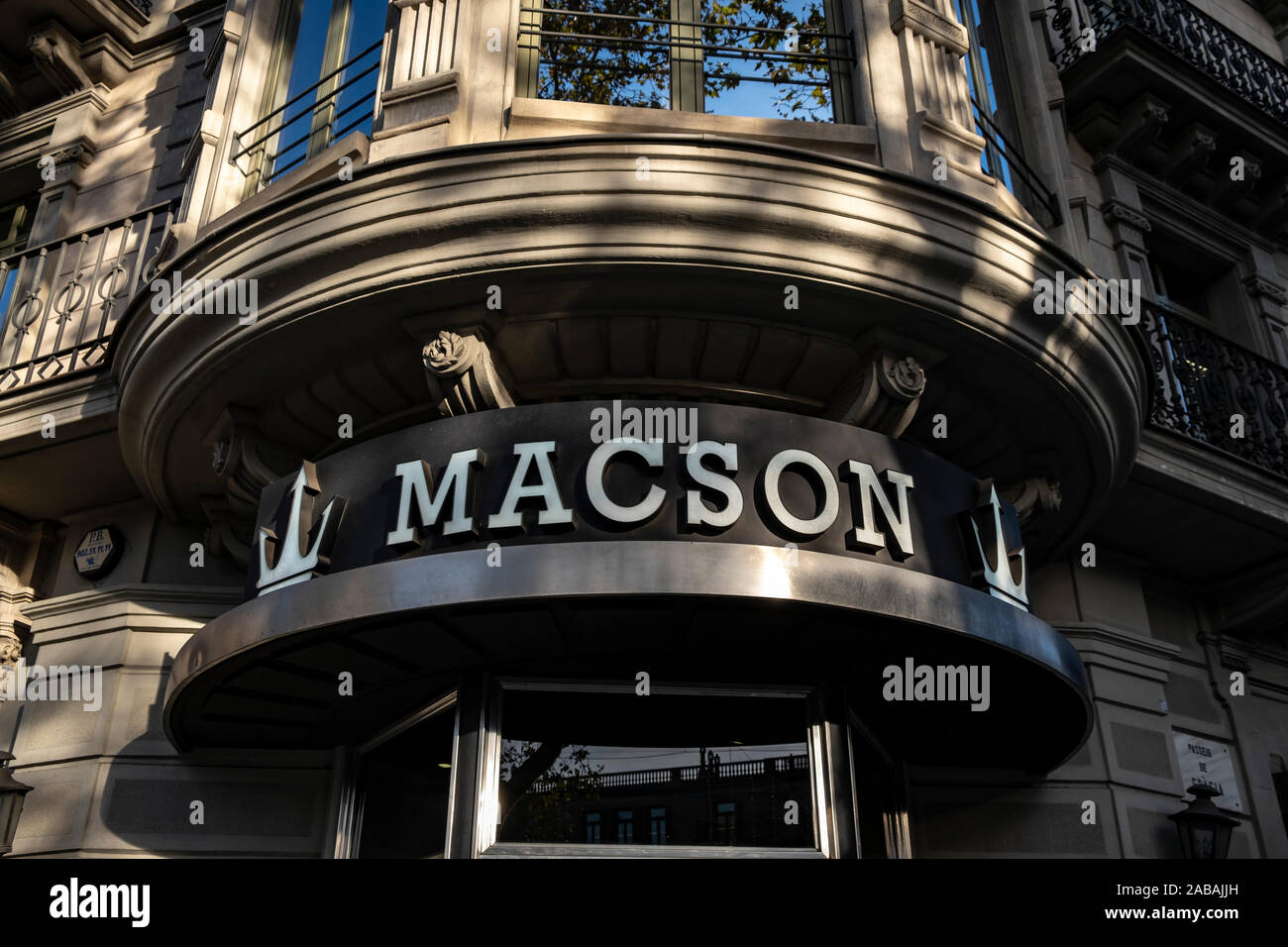 El logotipo de MACSON, una empresa catalana fundada en 1942, dedicada a la  comercialización de ropa de moda, visto en el Passeig de Gràcia store.un  bulevar de poco más de un kilómetro,