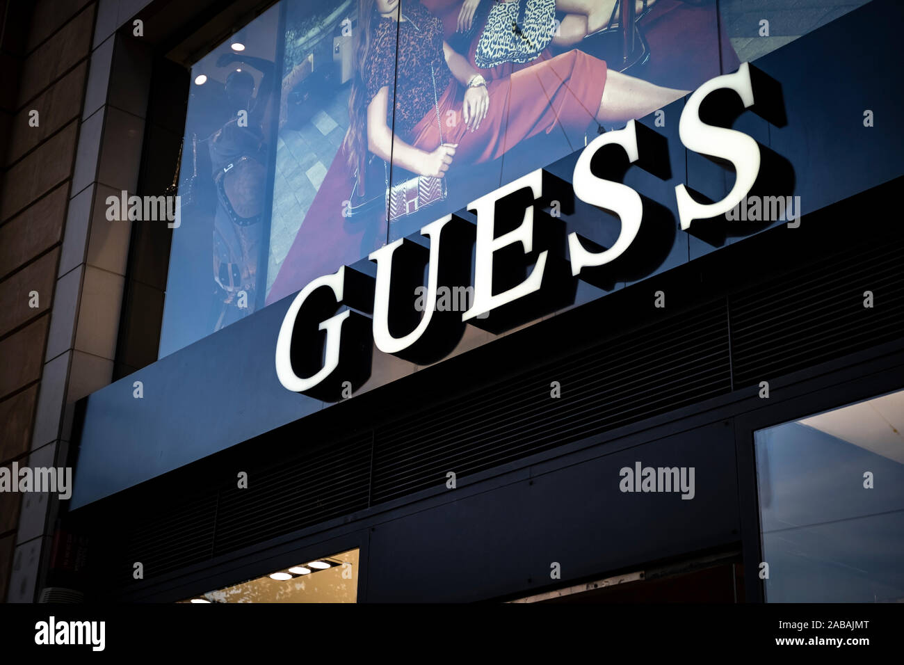 Guess logo fotografías e imágenes de alta resolución - Alamy