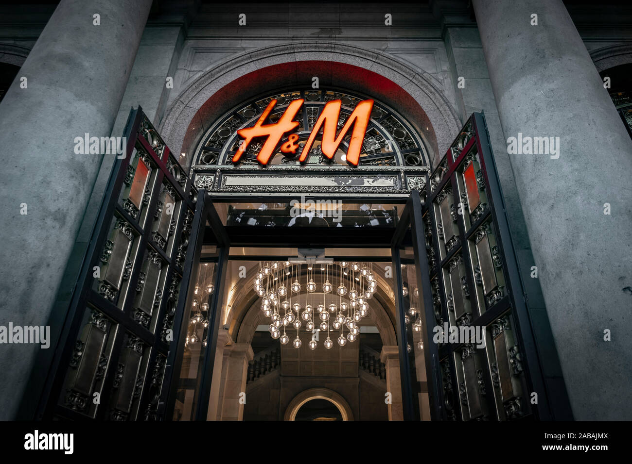 El logotipo de H&M, la cadena sueca de tiendas de ropa y accesorios, visto  en el Passeig de Gràcia store.un bulevar de poco más de un kilómetro, la  tienda de Passeig de