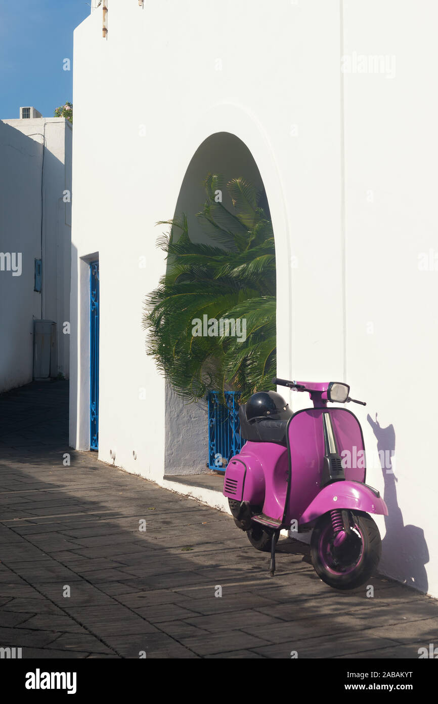 Motor italiano rosa scooter aparcado en una calle típica en la isla de Stromboli eolias vulcano, Sicilia, Italia Foto de stock