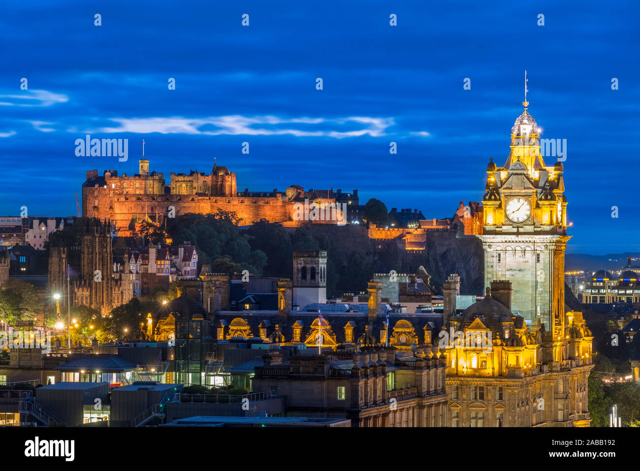 Vistas del famoso horizonte de Edimburgo, con el castillo en la parte trasera y el Balmoral Hotel está a la derecha al anochecer, en Edimburgo, Escocia, Reino Unido. Foto de stock