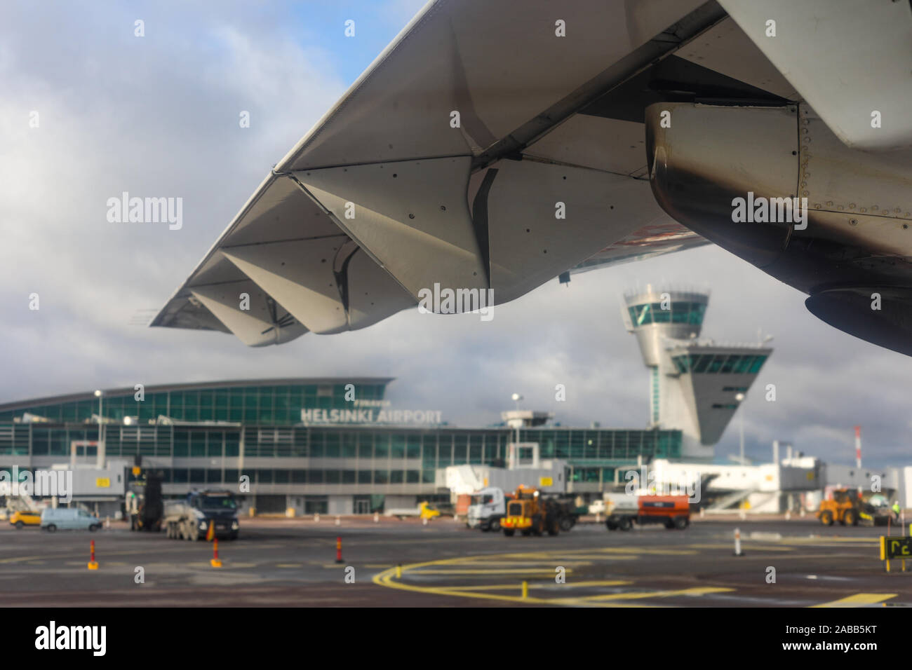 El aeropuerto de Helsinki, enmarcadas por ala de avión, el enfoque selectivo Foto de stock