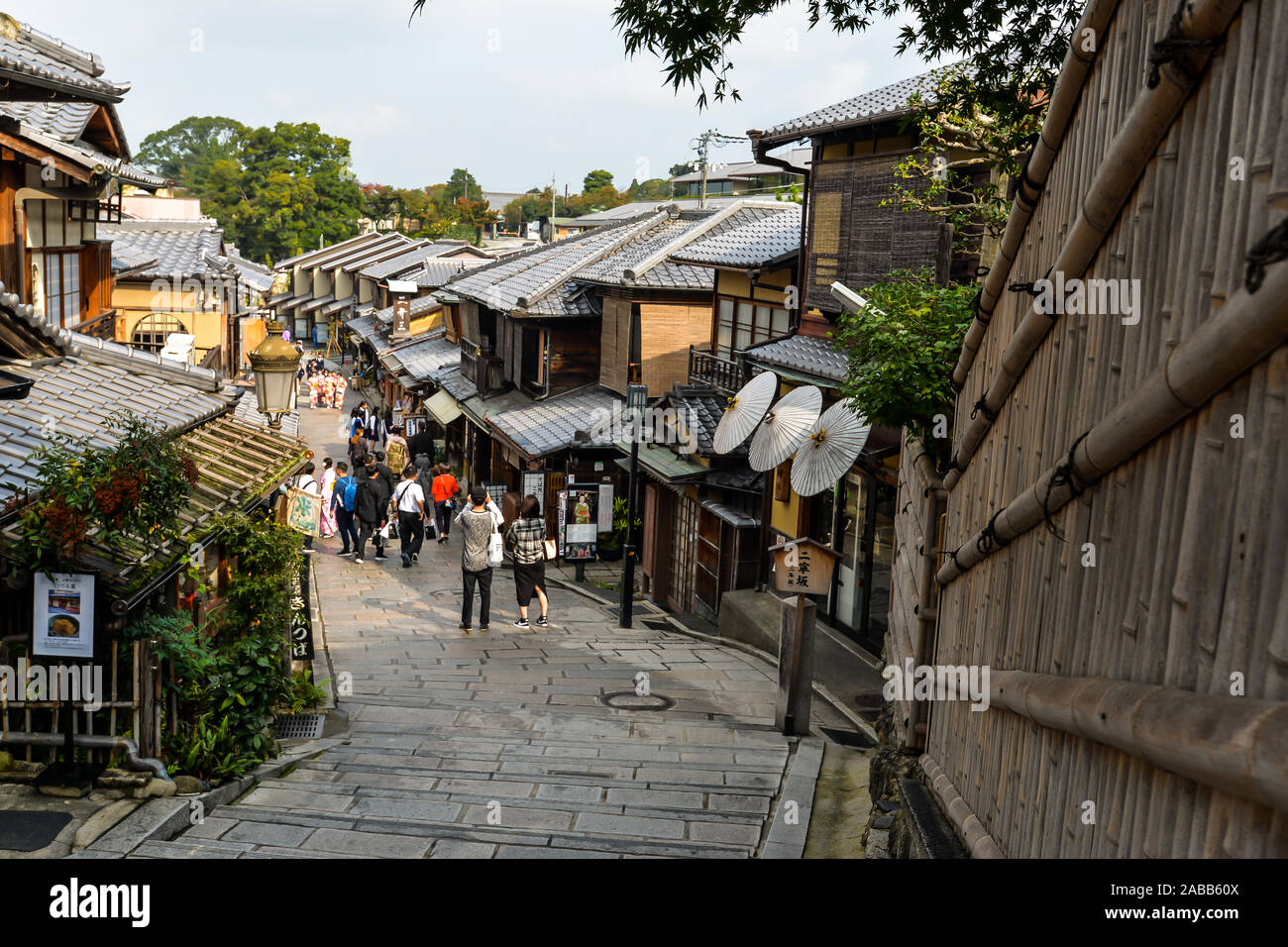 Kyoto, Japón - 10/30/19 - la gente en las calles alrededor del complejo del templo Kiyomizu-dera. Foto de stock