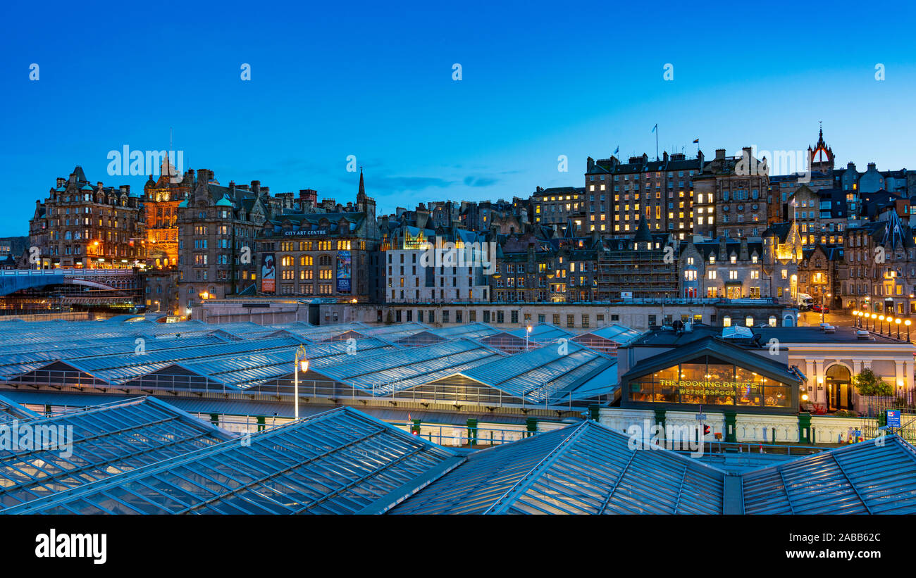 Vista de noche de edificios históricos en el casco antiguo de Edimburgo, Escocia, Reino Unido Foto de stock