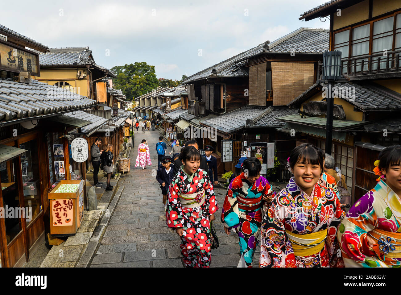 Kyoto, Japón - 10/30/19 - la gente en las calles alrededor del complejo del templo Kiyomizu-dera. Foto de stock