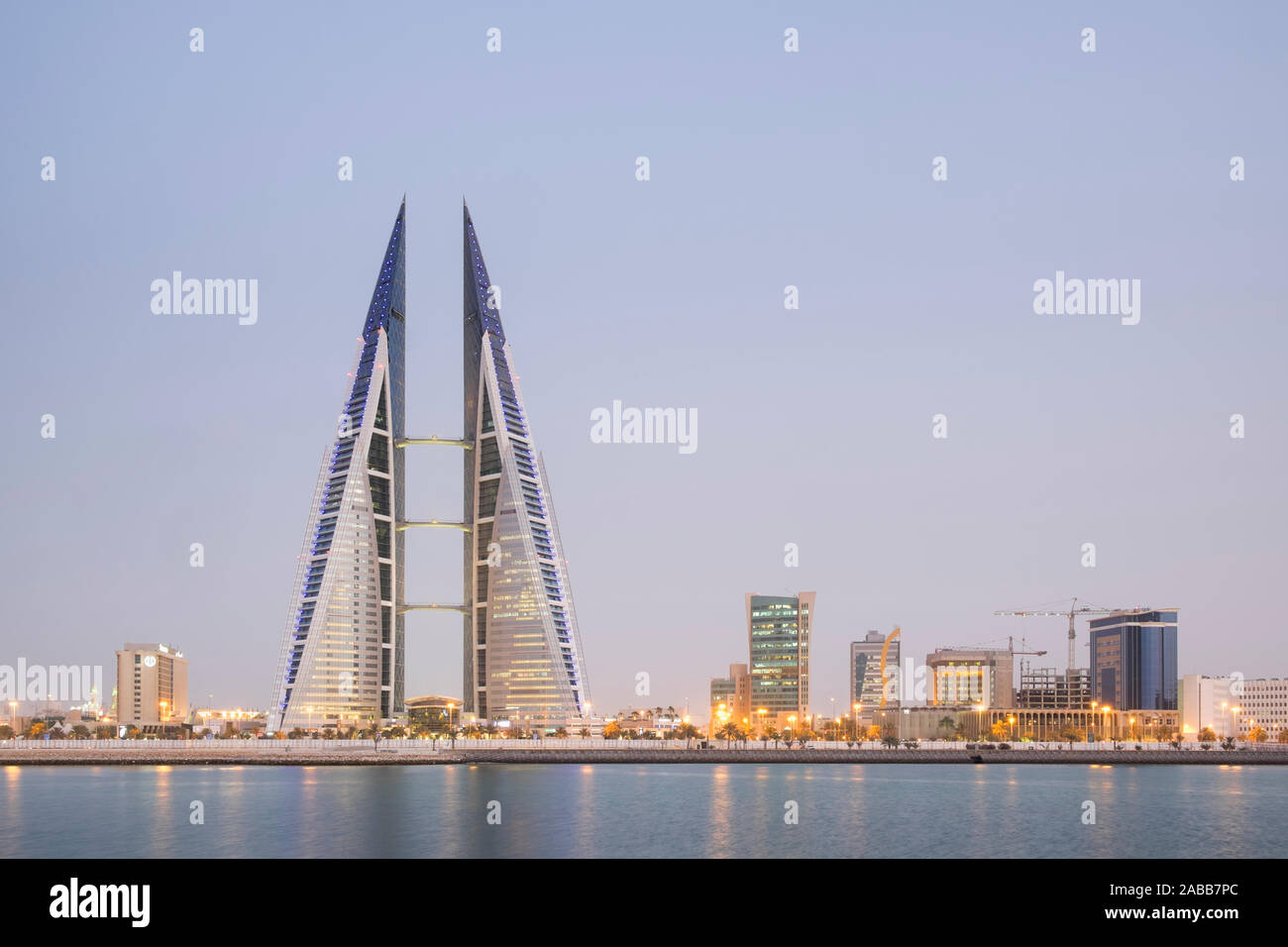 World Trade Center y skyine de Manama en Bahrein Foto de stock