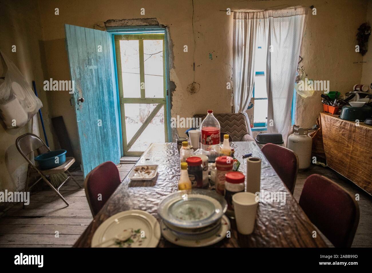 Interior la casa de los vaqueros Ruben Arviuzu Reyes, en la ciudad de pilares de Nacozari. Ruben cuida las antiguas de ciudad fantasma, que también es una ciudad