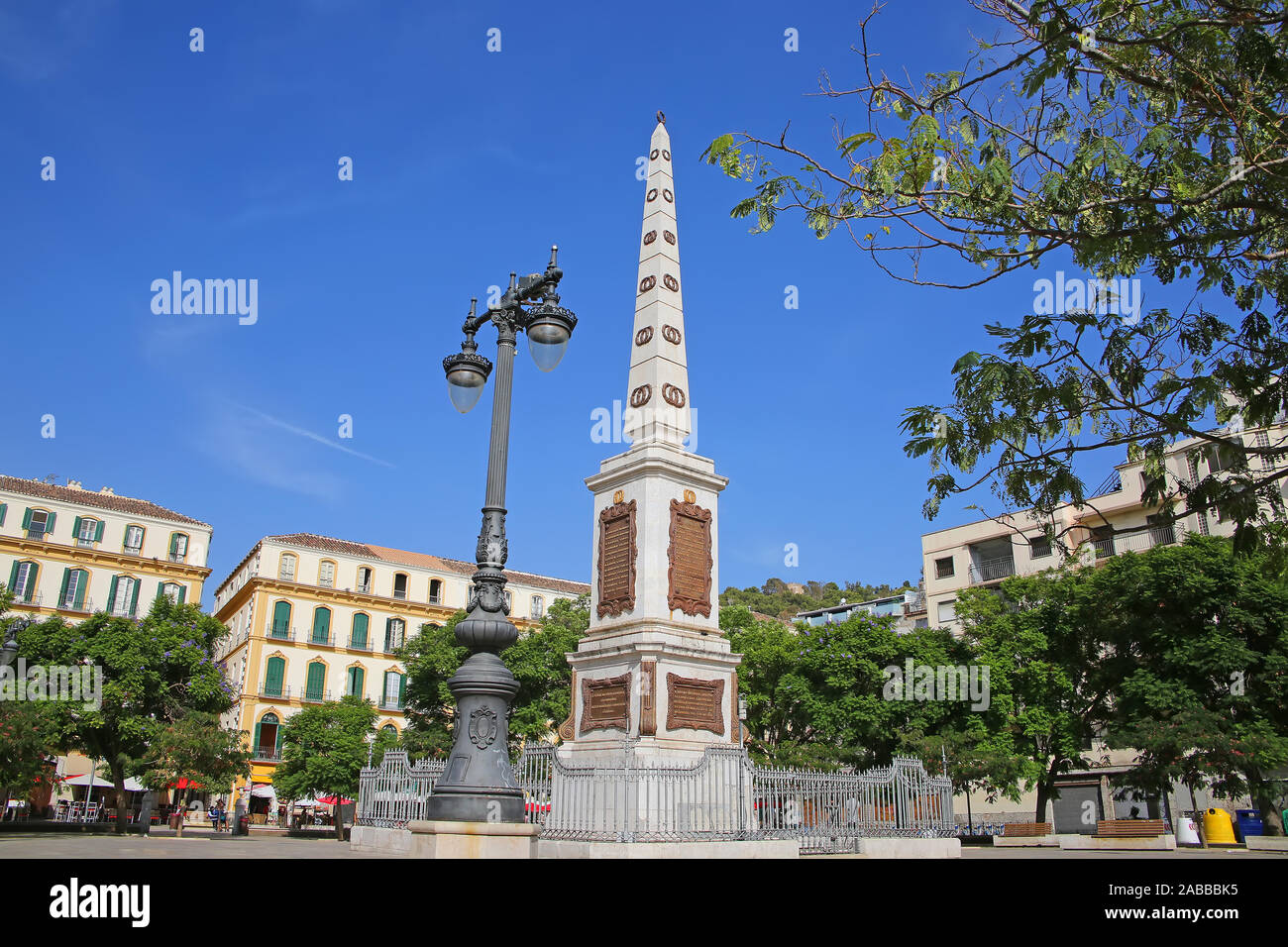 El General Torrijos Monumento en forma de obelisco y situado en el centro de la ciudad plaza pública; la Plaza de la Merced, Málaga, Andalucía, España Foto de stock