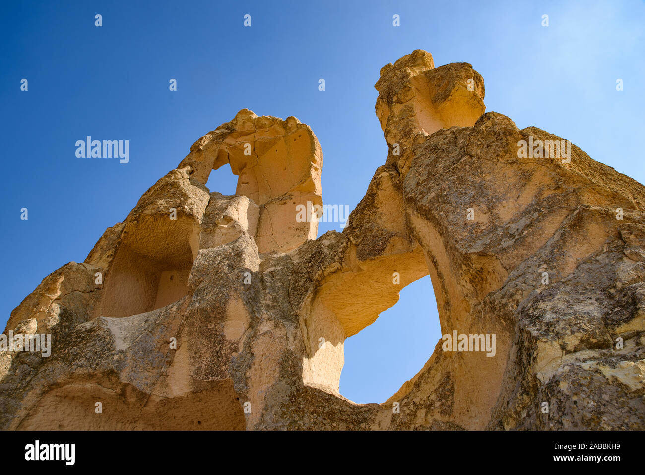 Las formaciones rocosas de las crestas de las montañas, valles y pináculos en el Parque Nacional de Göreme, Cappadocia, Turquía Foto de stock