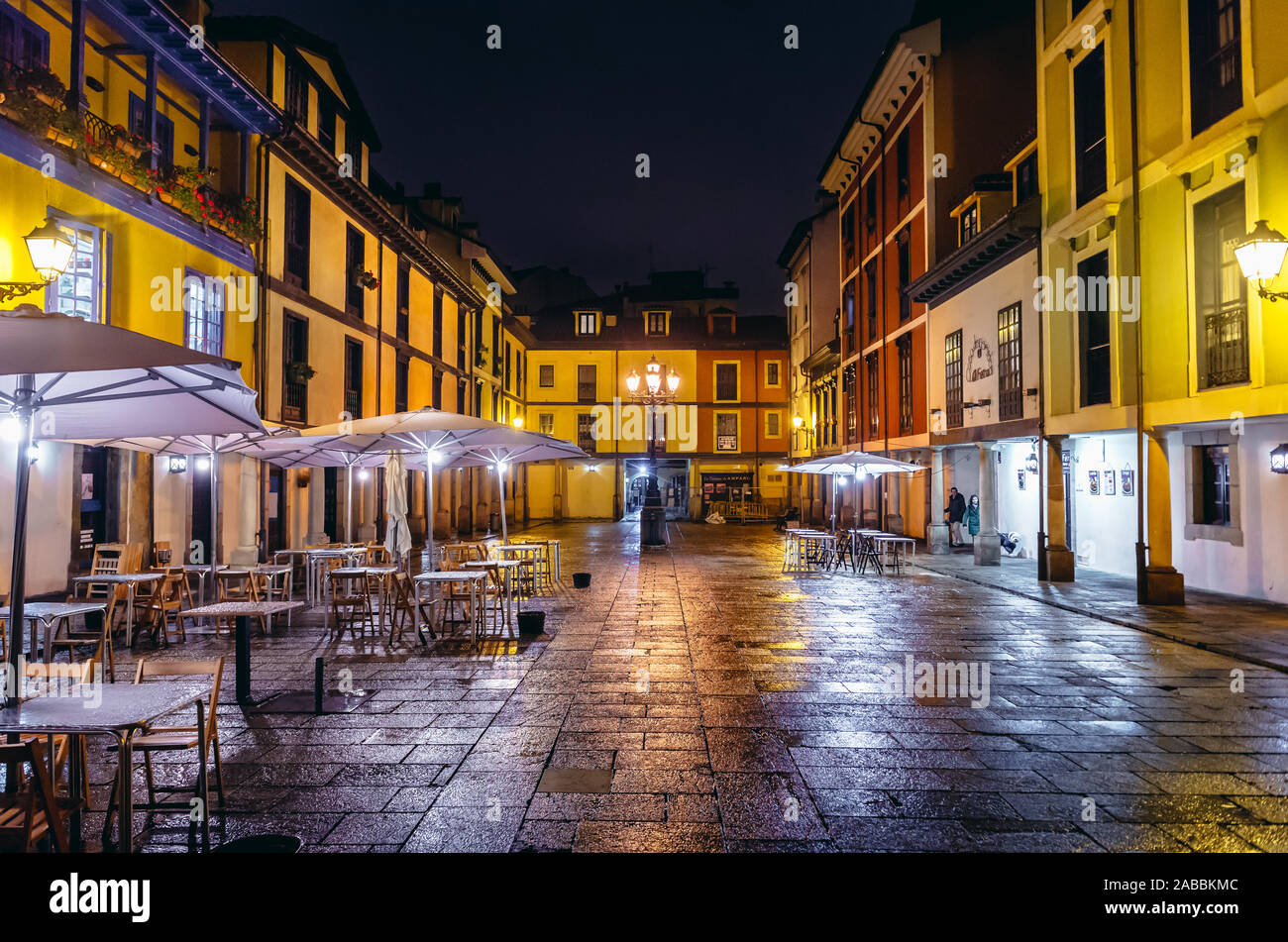 Plaza del Fontan en el casco antiguo de Oviedo en Asturias, España  Fotografía de stock - Alamy