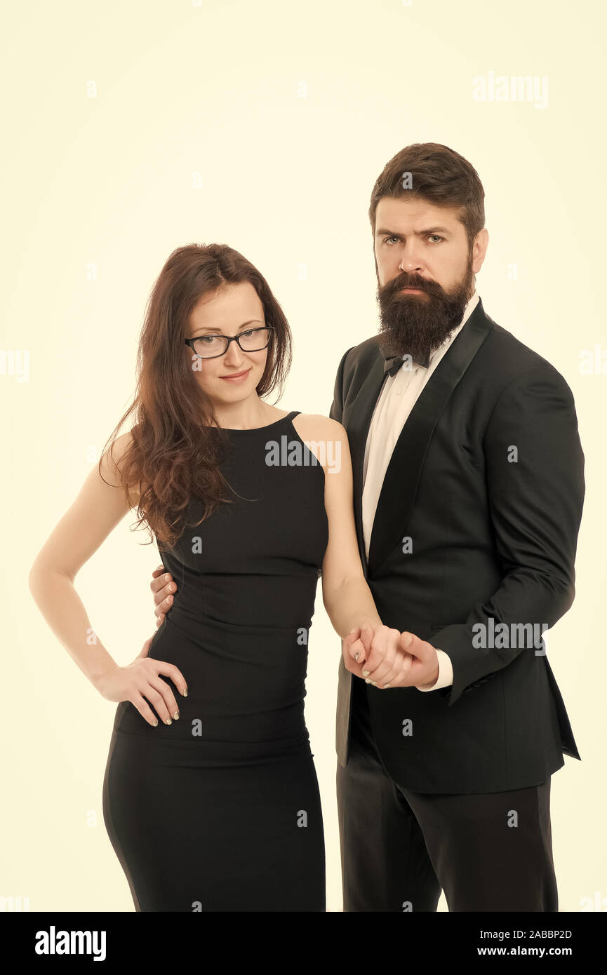 Hombre y mujer elegante vestido listo salir por la Celebrar el aniversario. Pareja romántica vestir ropa formal. Pareja en el amor romántico Las parejas lista de cuchara. Mimar con