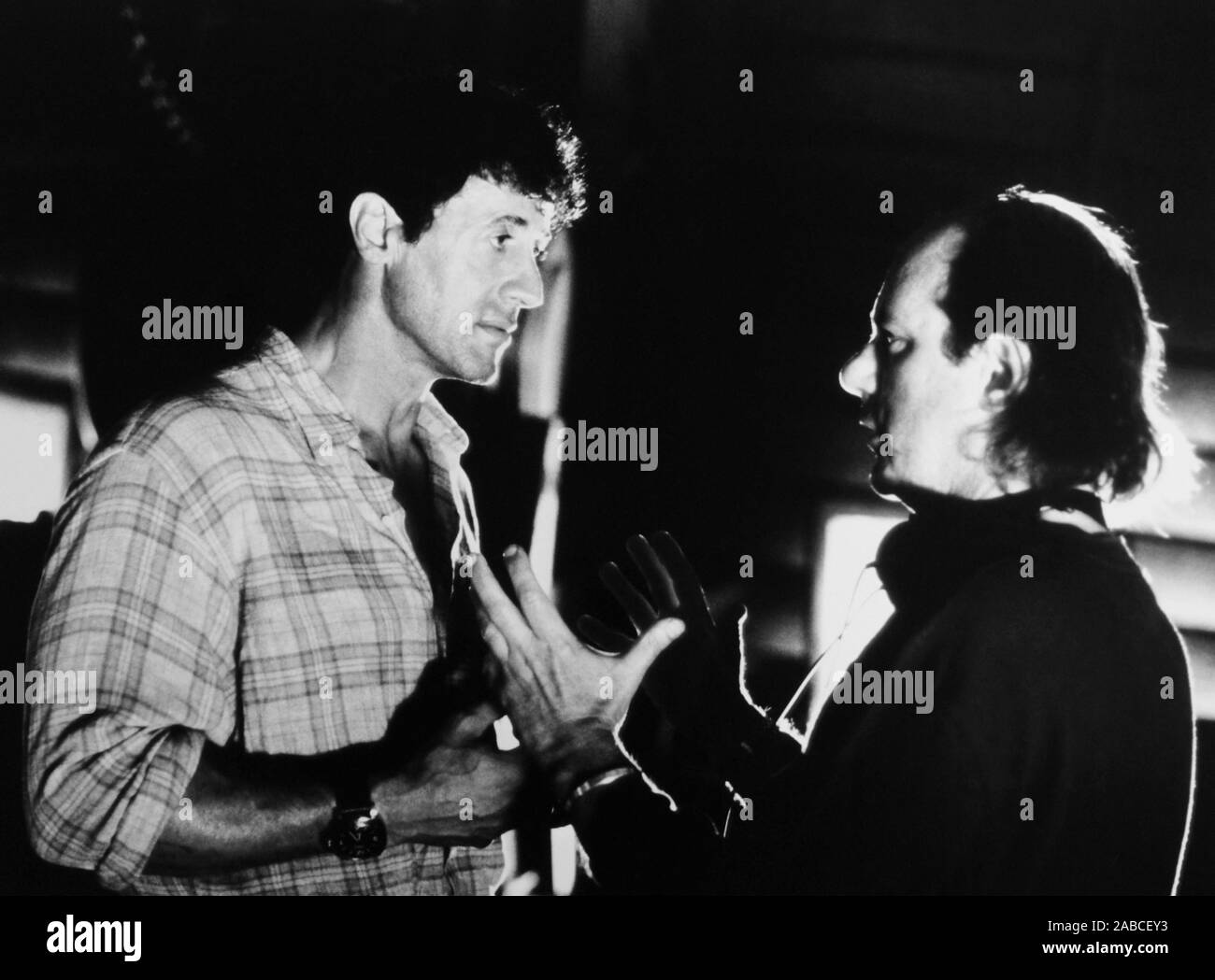 Luz de día, desde la izquierda: Sylvester Stallone, director Rob Cohen en el plató, 1996 © Cortesía Universal/Everett Collection Foto de stock