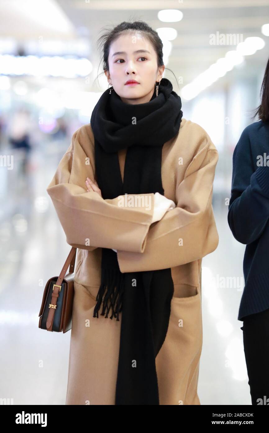 La actriz china Bai Lu llega a un aeropuerto de Pekín, antes de la salida  en Beijing, China, 19 de octubre de 2019. Bolsa: Burberry Fotografía de  stock - Alamy