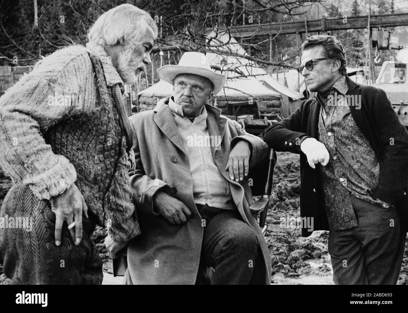 Pinte el vagón, desde la izquierda: Lee Marvin, director Joshua Logan, guionista y letrista Alan Jay Lerner en conjunto, 1969 Foto de stock