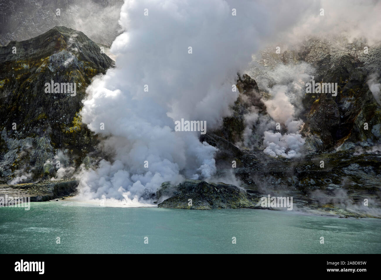 De fumarolas en el borde del cráter, el volcán de la Isla Blanca, Nueva Zelanda Foto de stock