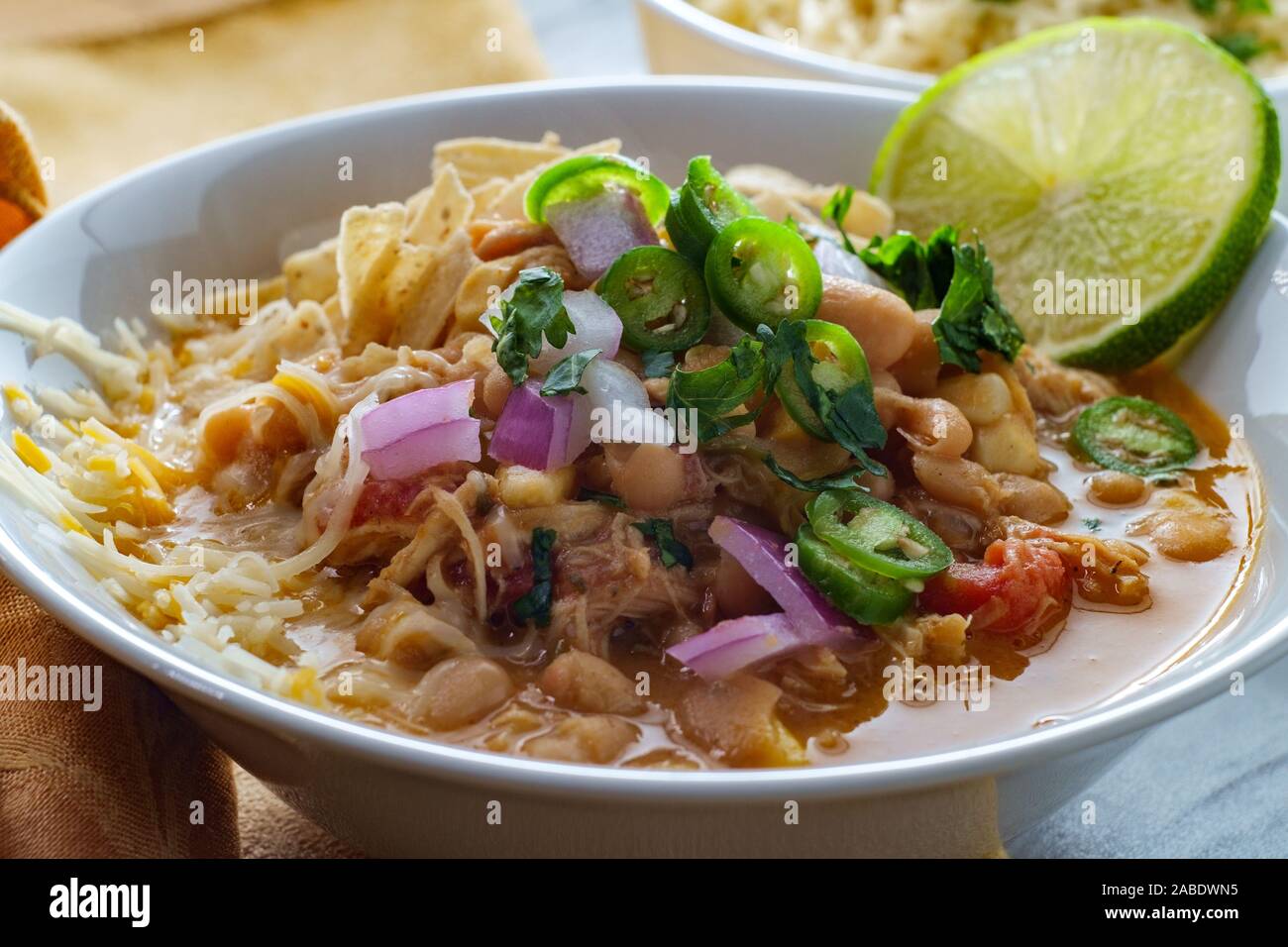 Alubias blancas ají de gallina con tiras de tortilla de queso rallado y