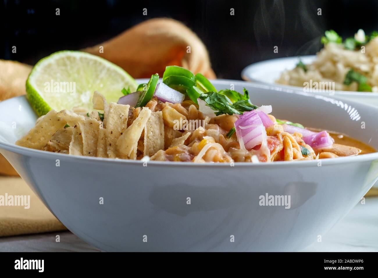 Alubias blancas ají de gallina con tiras de tortilla de queso rallado y