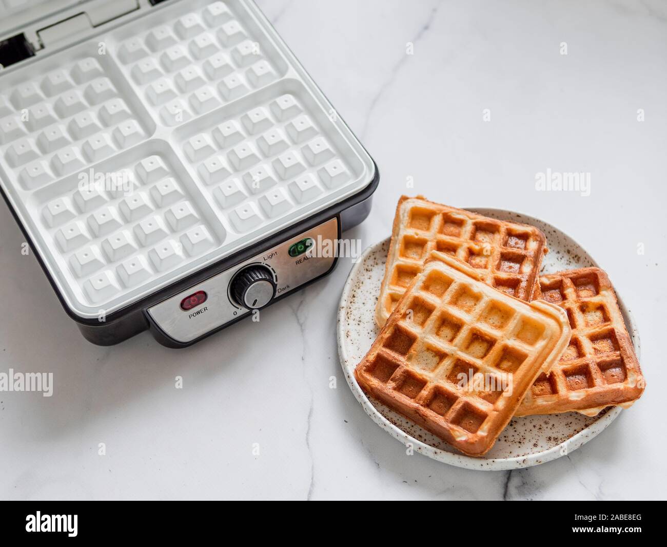 Máquina para hacer waffles noruegos o hierro Fotografía de stock - Alamy