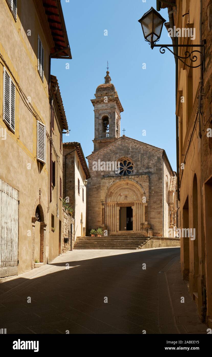 La colegiata de San Quirico d'Orcia arquitectura en la Val d'Orcia Toscana Italia Europa Foto de stock