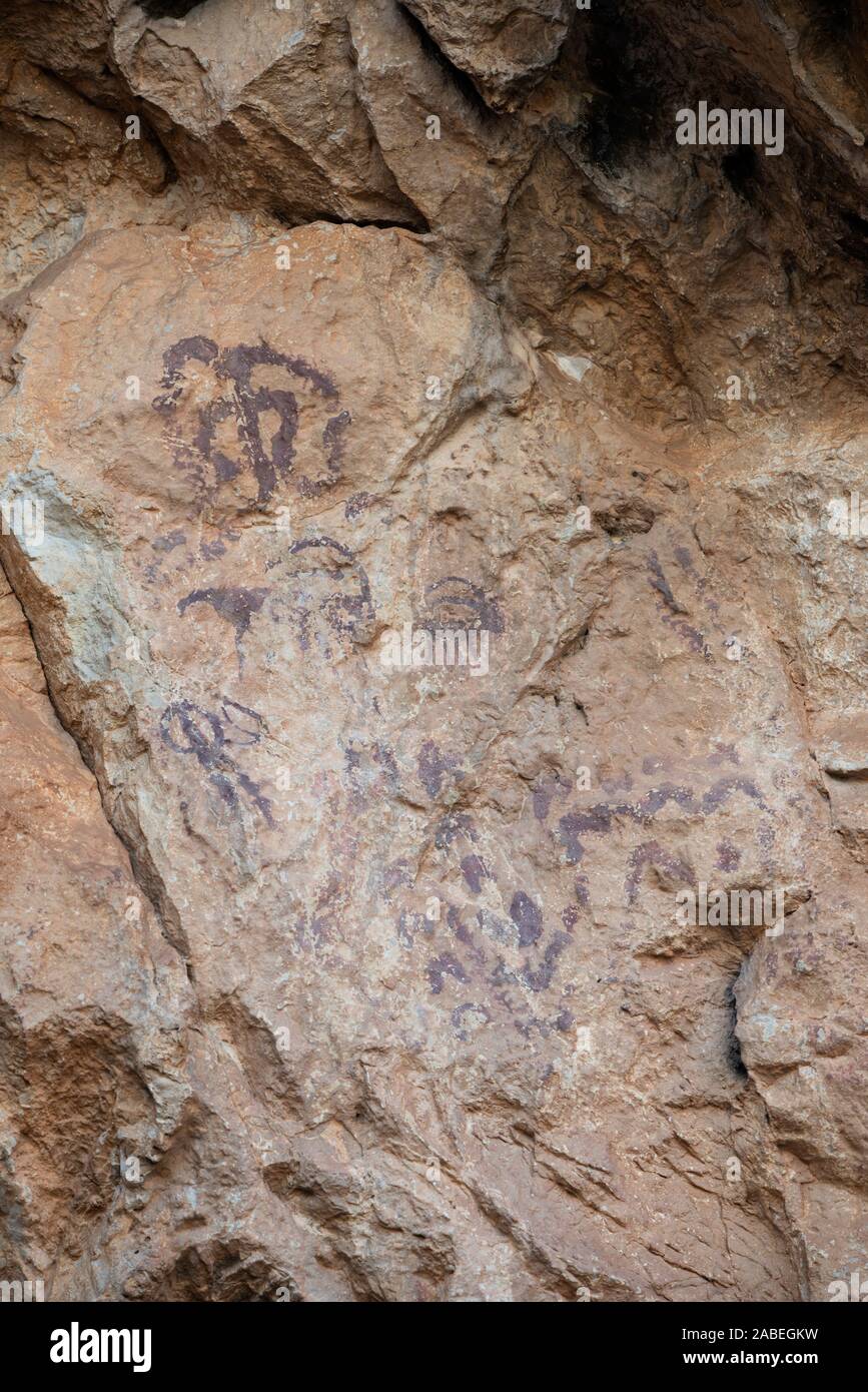 Las antiguas pinturas rupestres de la Cueva de los Letreros, Almería, España. Aprox. 5.000 años de antigüedad, pintados con óxido de hierro (ocre) Foto de stock