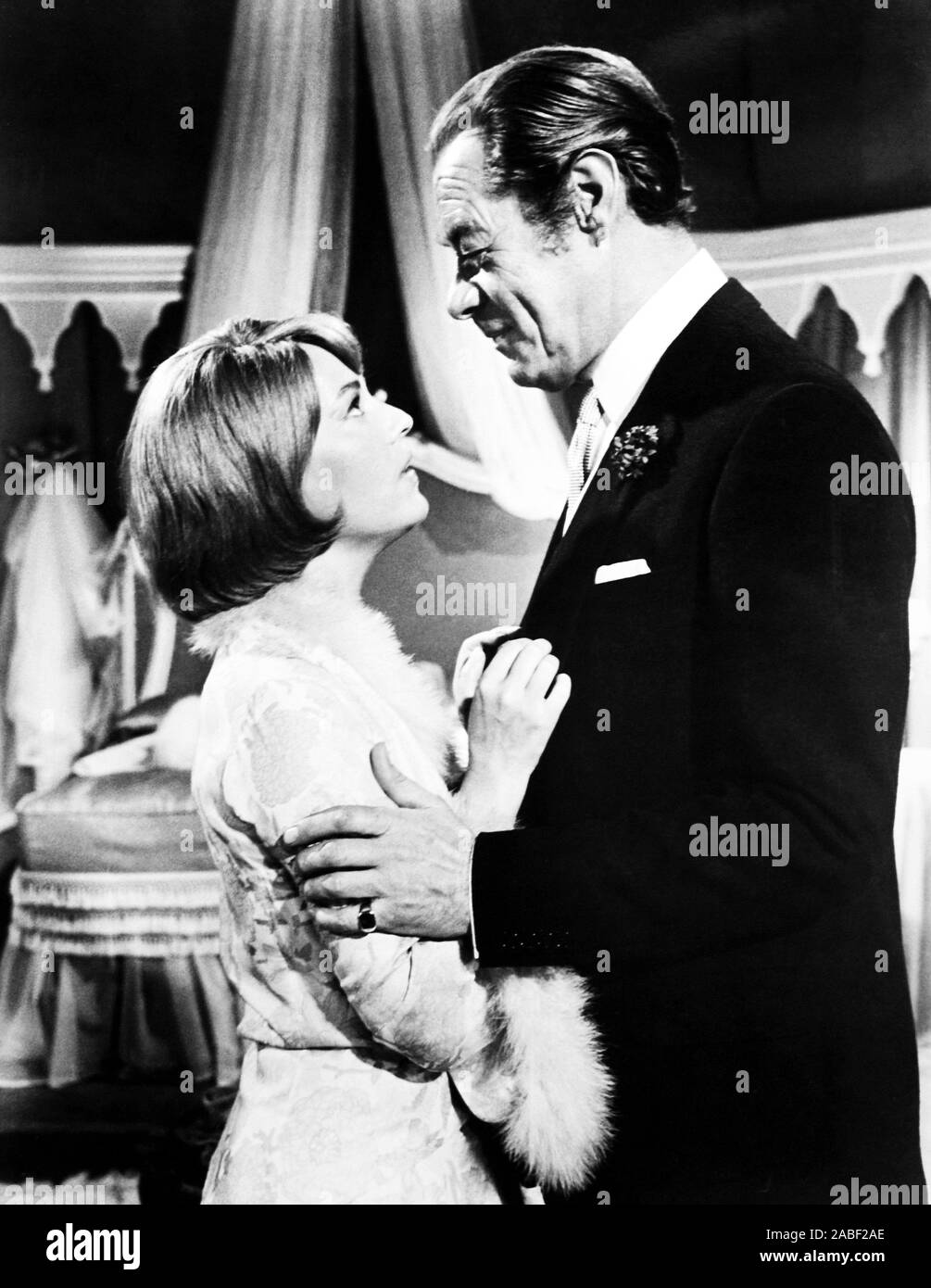 El Amarillo ROLLS-ROYCE, desde la izquierda, Jeanne Moreau, Rex Harrison, 1964 Foto de stock