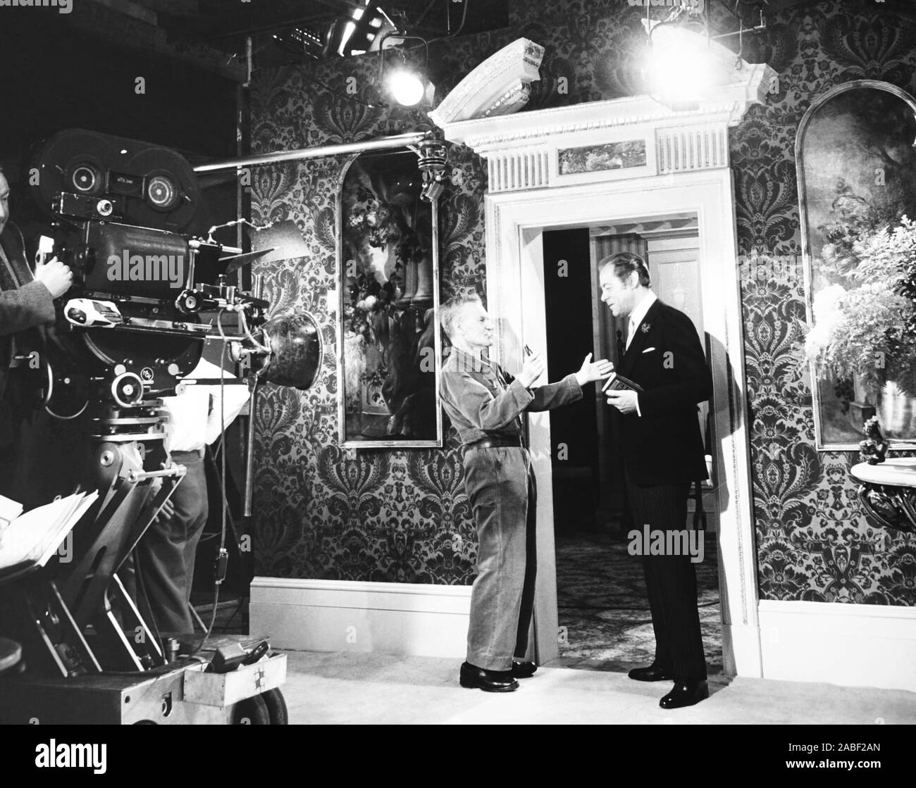 El Amarillo ROLLS-ROYCE, de izquierda a derecha: director Anthony Asquith, Rex Harrison en conjunto, 1964 Foto de stock
