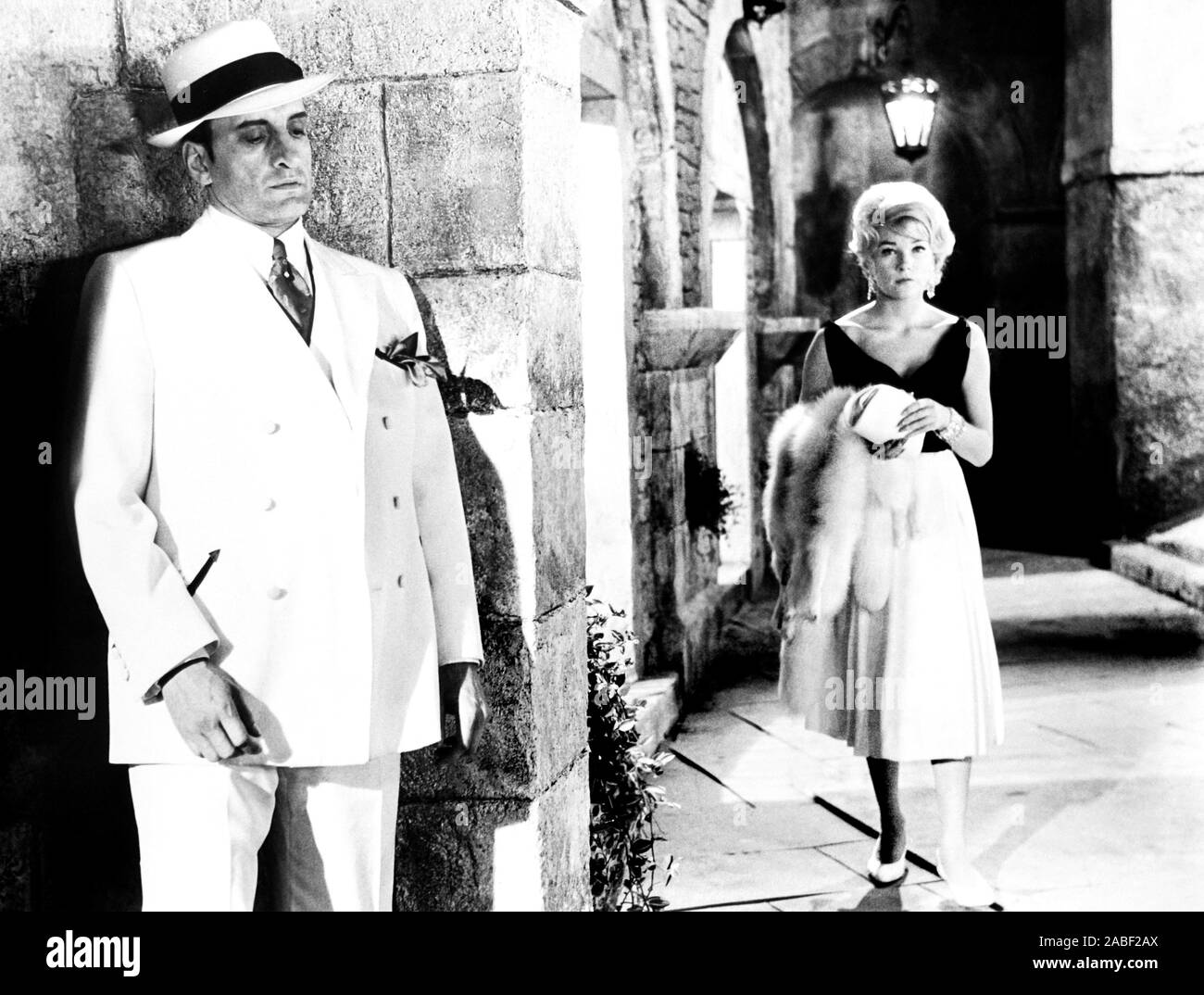 El Amarillo ROLLS-ROYCE, desde la izquierda, George C. Scott, Shirley MacLaine, 1964 Foto de stock