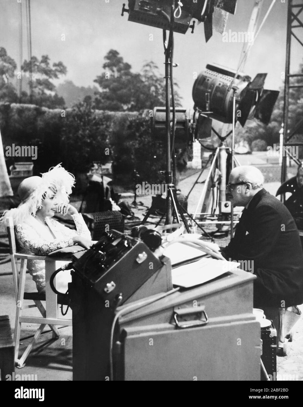 El Amarillo ROLLS-ROYCE, desde la izquierda: Jeanne Moreau, productor Anatole de Grunwald en conjunto, 1964 Foto de stock