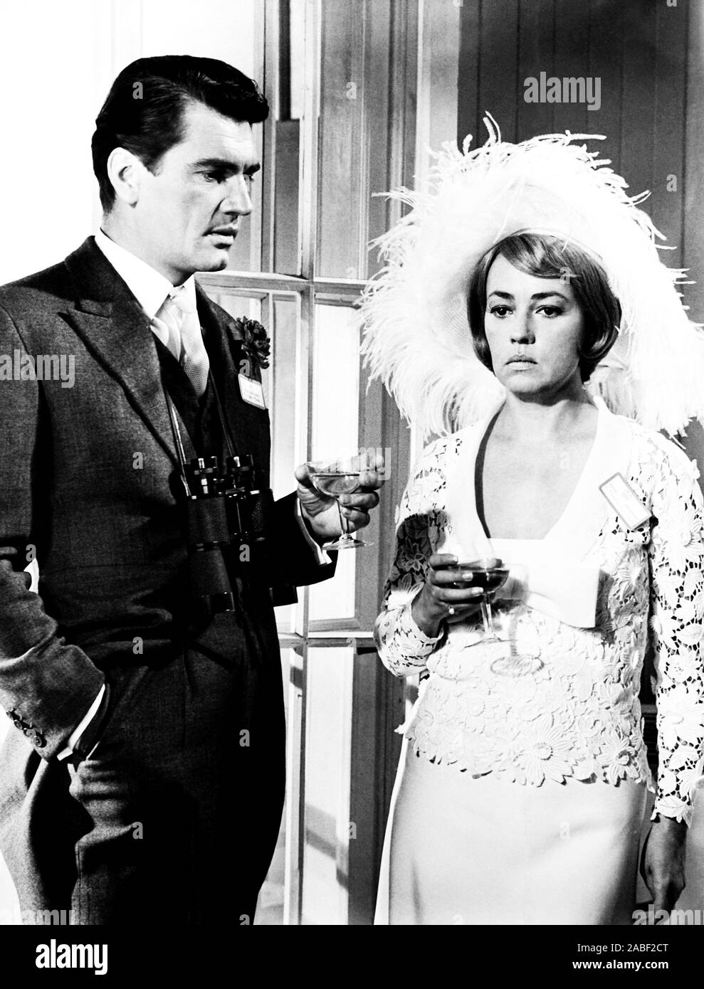 El Amarillo ROLLS-ROYCE, desde la izquierda, Edmund Purdom, Jeanne Moreau, 1964 Foto de stock