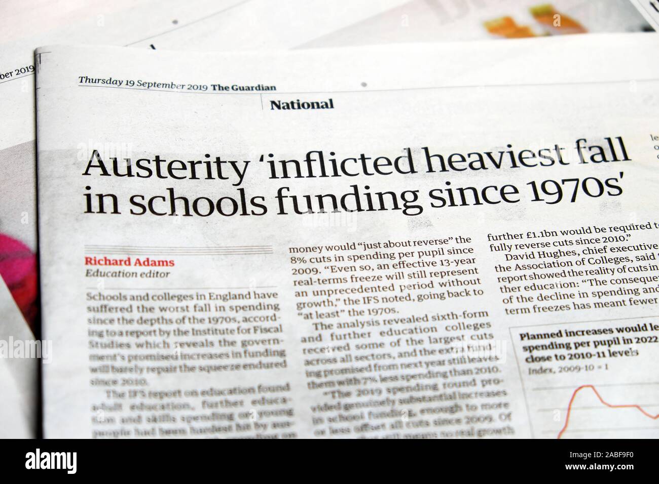 "La austeridad infligida mayor caída en la financiación de las escuelas desde 1970'' dentro del periódico The Guardian headline escuelas educación recortes Tory artículo 2019 UK Foto de stock