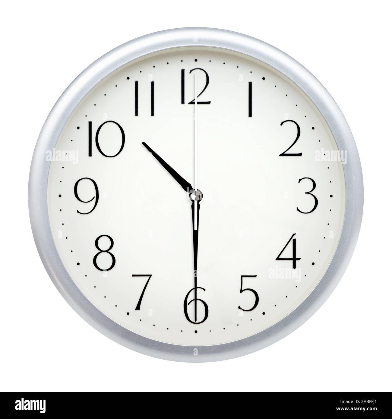 Un reloj en una mesita de noche con el tiempo de 6: 30