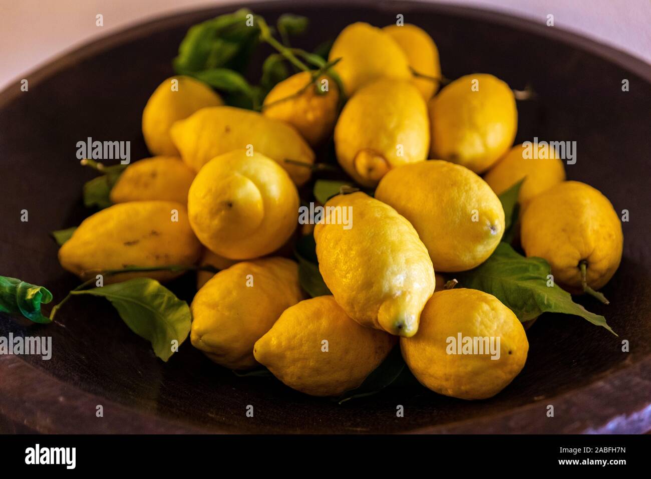 Los limones en un tazón Foto de stock