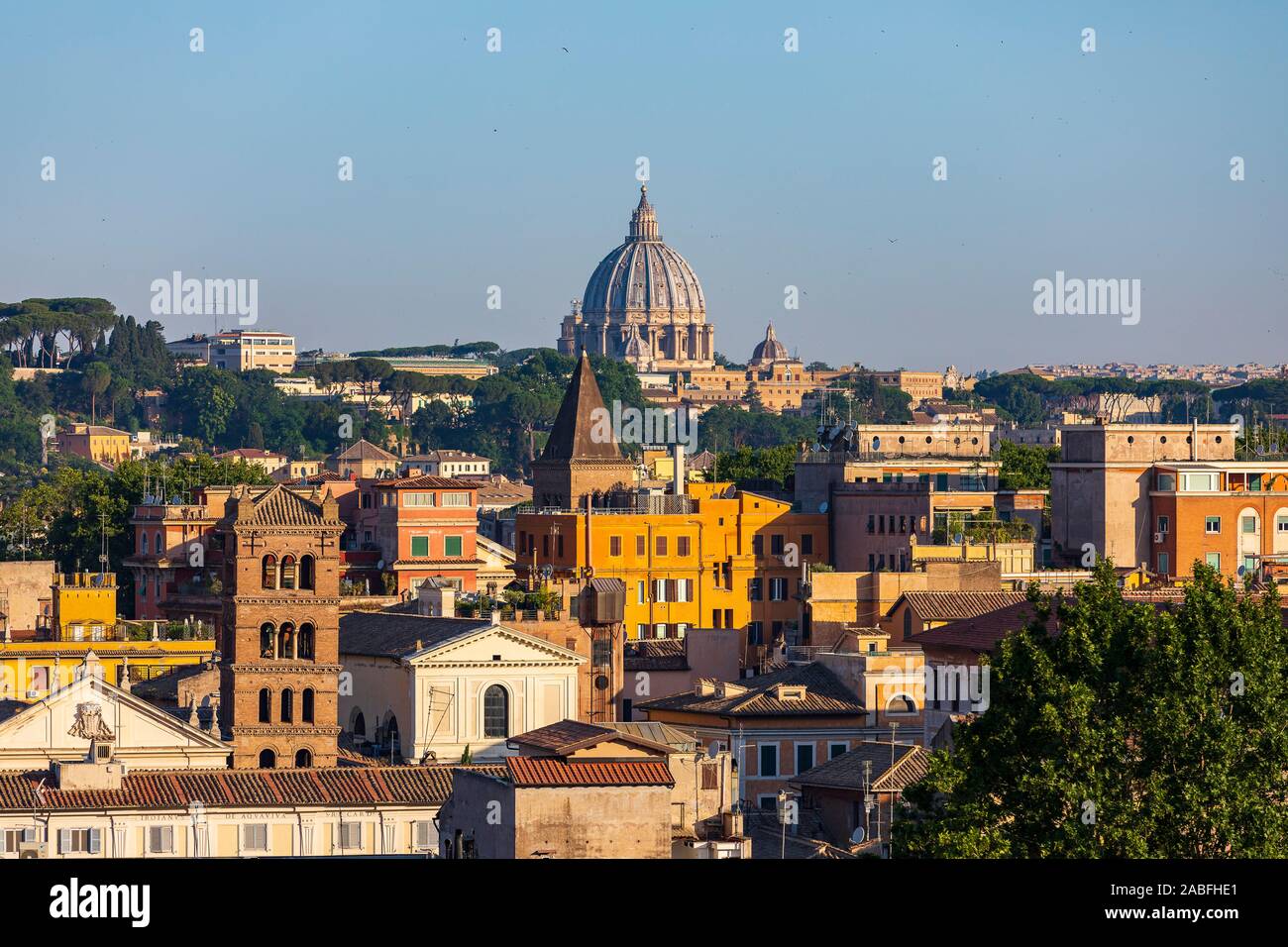 Cúpula de la Basílica de San Pedro y los tejados romanos, Roma, Italia Foto de stock