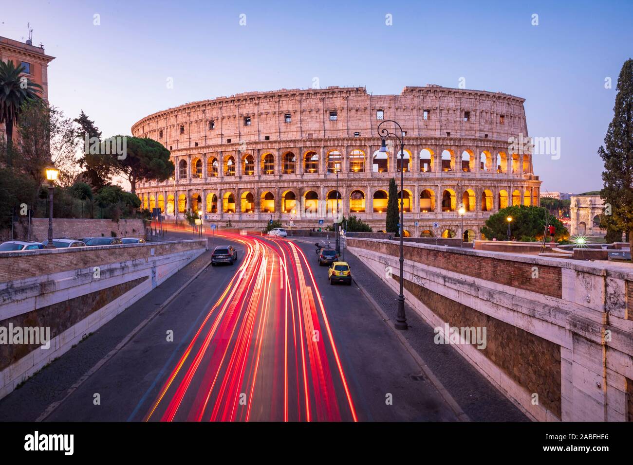 Rayas de luz, Coliseo, Roma, Italia Foto de stock
