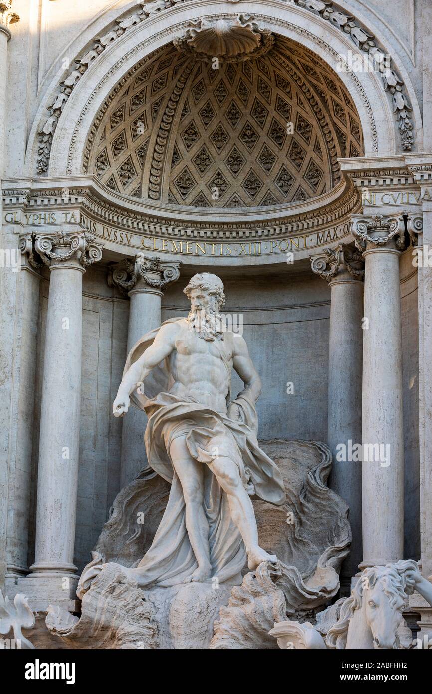 Detalle de la estatua, la Fontana de Trevi, Roma, Italia Foto de stock