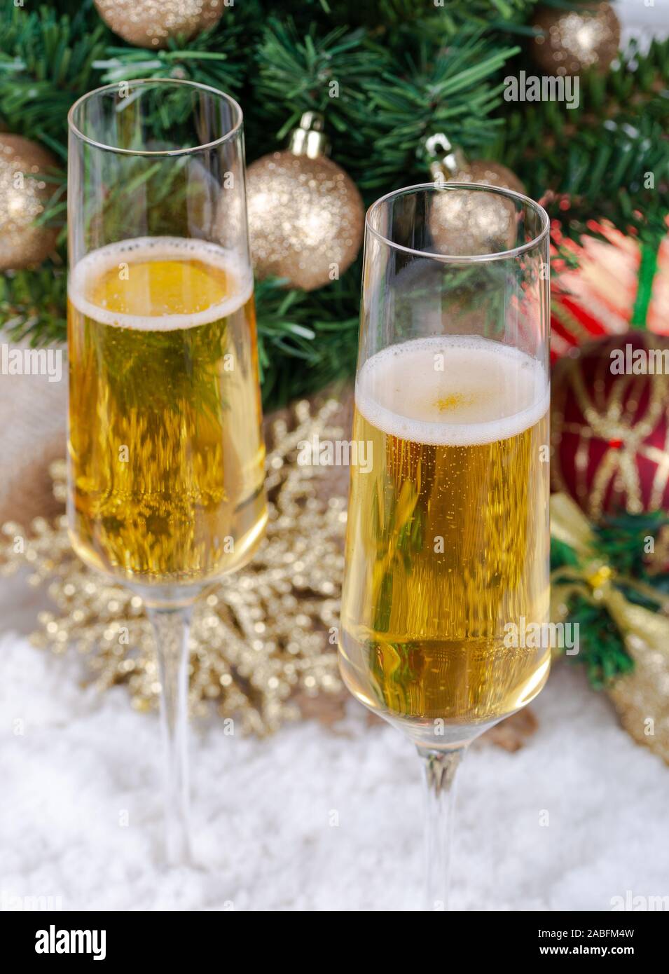 https www alamy es primer plano de dos copas de champana con arbol de navidad decorado en el fondo sobre la nieve image334103305 html