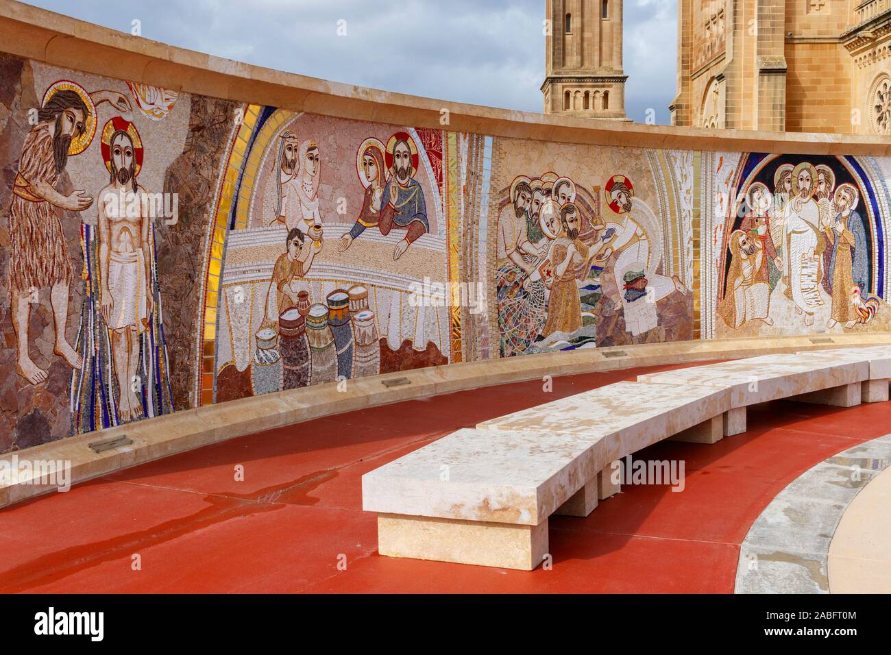Los mosaicos de la Parvis Proyecto en Ta'Pinu, santuario en Gharb consta de 20  misterios del rosario por el Centro Aletti de Roma. Gozo, Malta Fotografía  de stock - Alamy