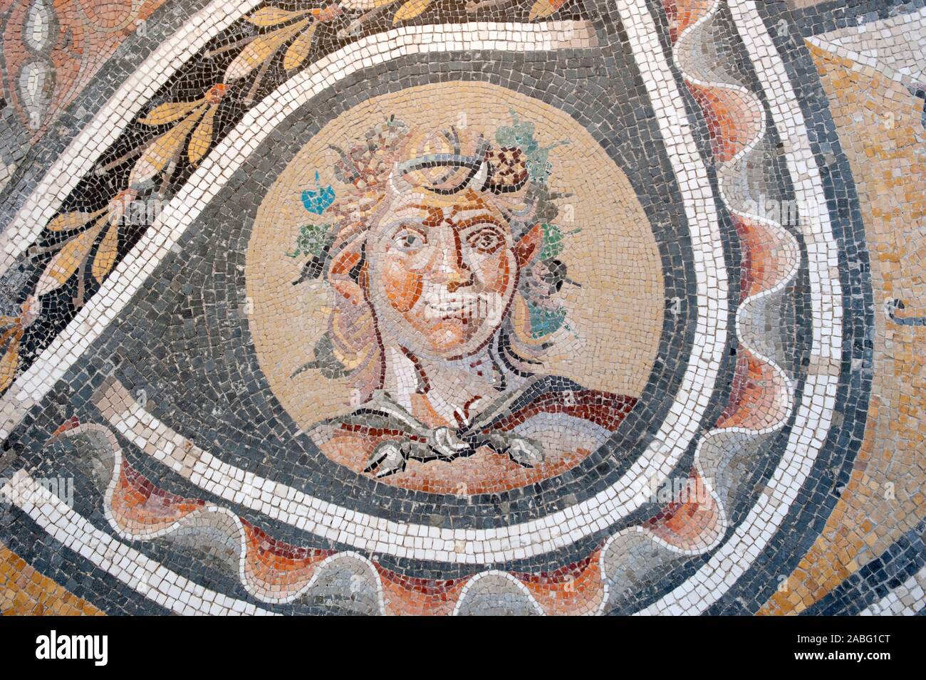 italia, roma, palazzo massimo alle terme, museo nazionale romano, Museo nacional romano, mosaico romano con cabeza de dios pan (siglo II DC) Foto de stock