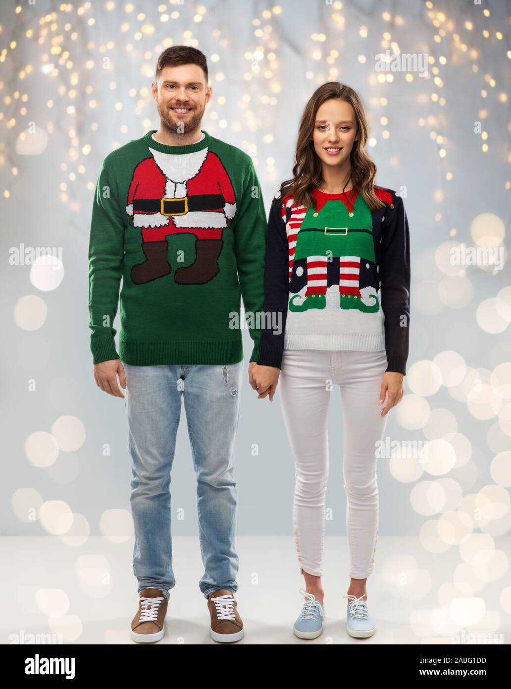 Feliz pareja en navidad feo suéter parte Fotografía de stock - Alamy