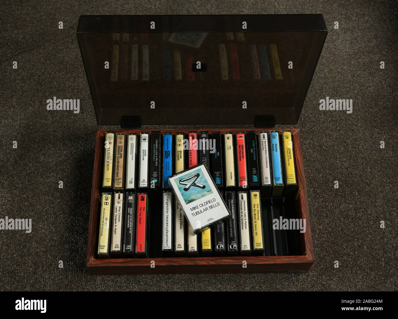 Una selección de 70 cassettes de audio pregrabados en una caja de almacenamiento. Foto de stock