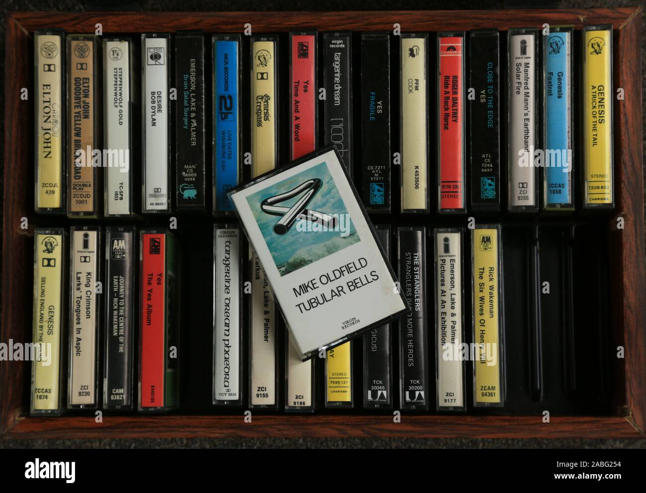 Una selección de 70 cassettes de audio pregrabados en una caja de almacenamiento. Foto de stock
